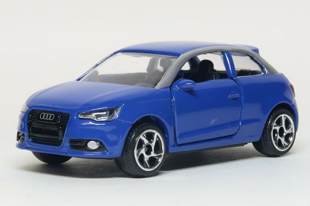Audi A1 SAMURAI BLUE ミニカー Amazon | アウディ A1 サムライブルー 1/43 ミニカー AUDI