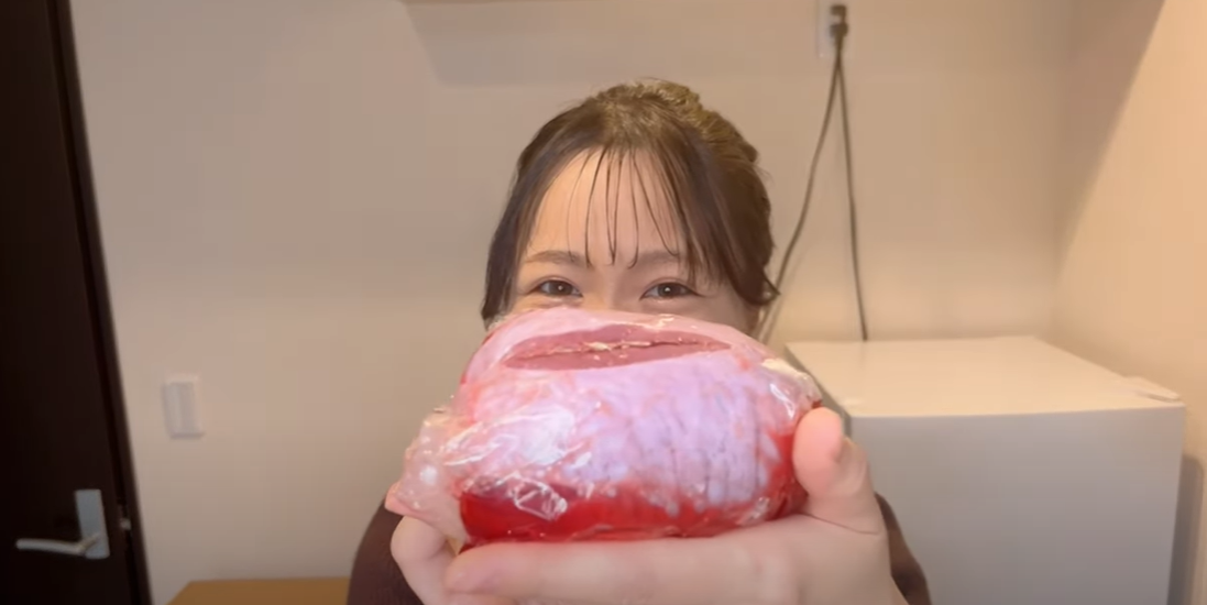 袋に包まれた豚の睾丸