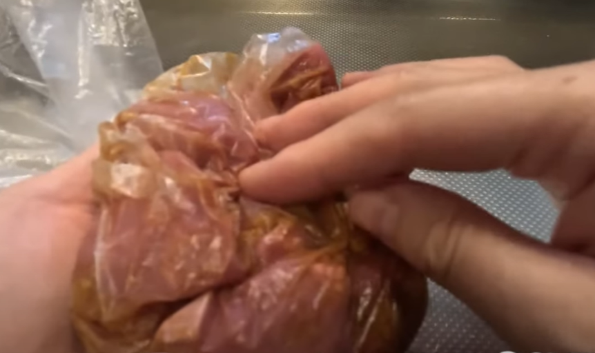 唐揚げの味付けをする