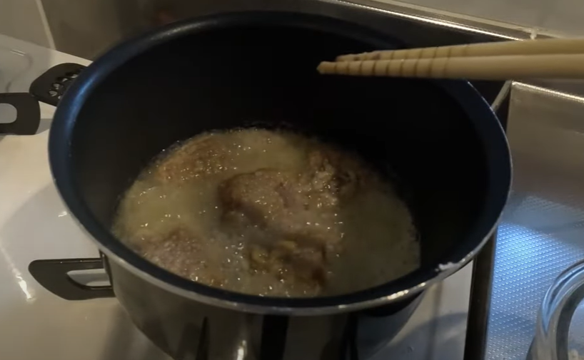 豚の睾丸を揚げる