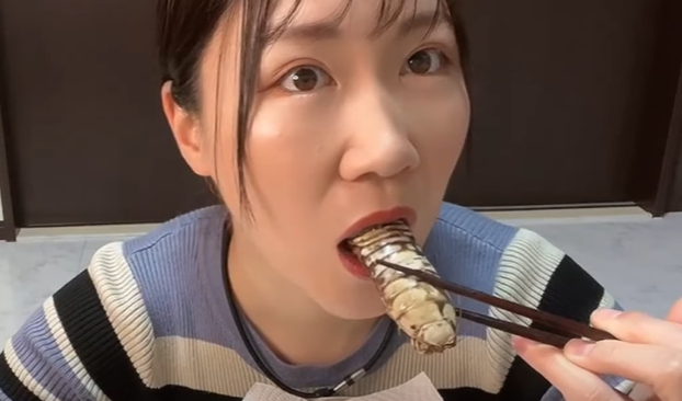オオグソクムシの素揚げを食べる