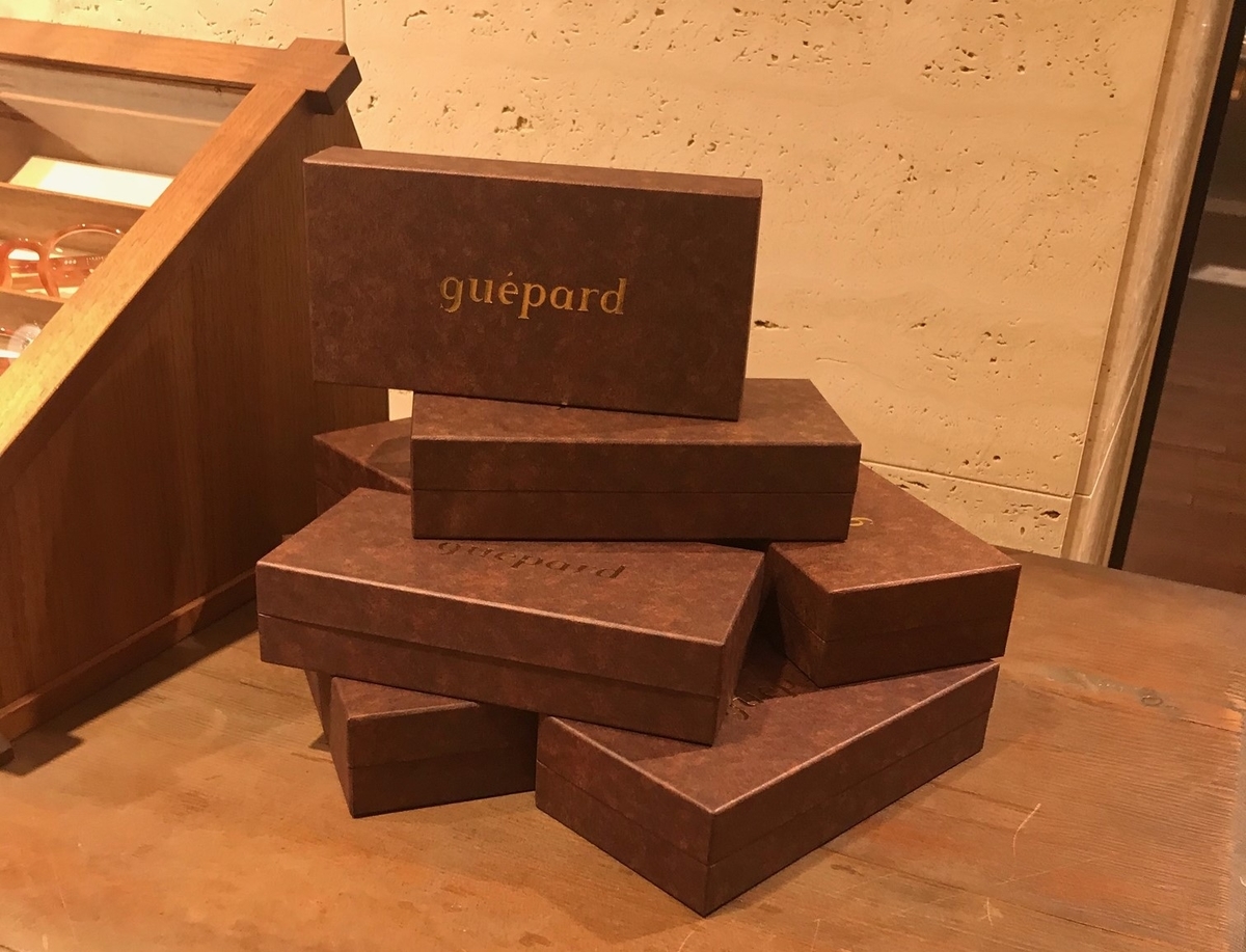 積み上げられるguepardの箱
