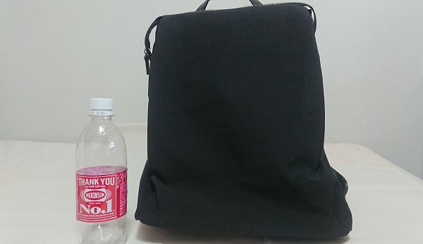 リュックとペットボトル