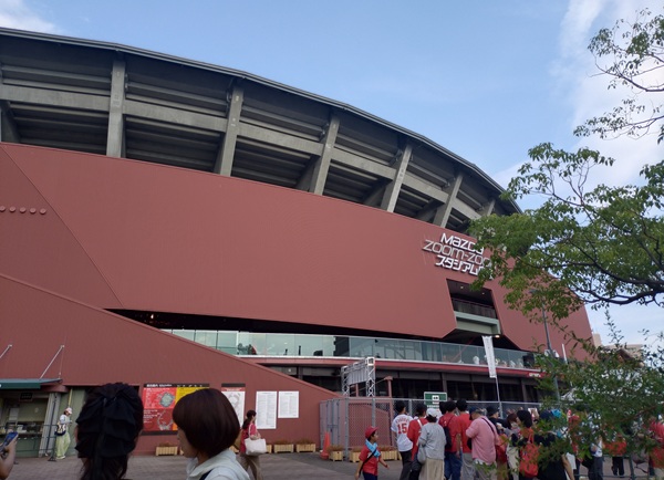 マツダスタジアム、3塁側パフォーマンス席の疑問 - 時にひきこもる思考
