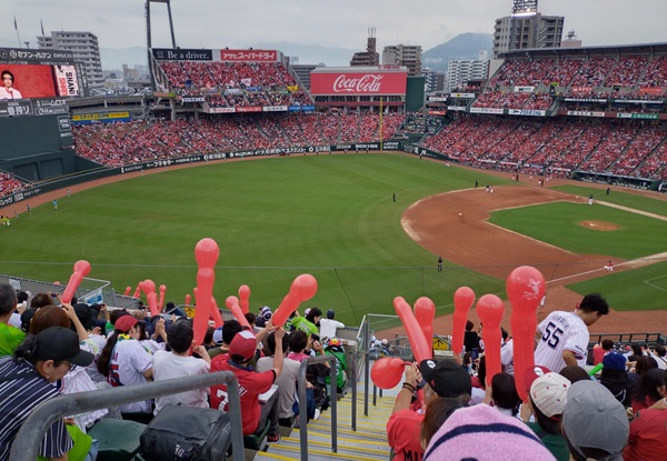 マツダスタジアム、3塁側パフォーマンス席の疑問 - 時にひきこもる思考