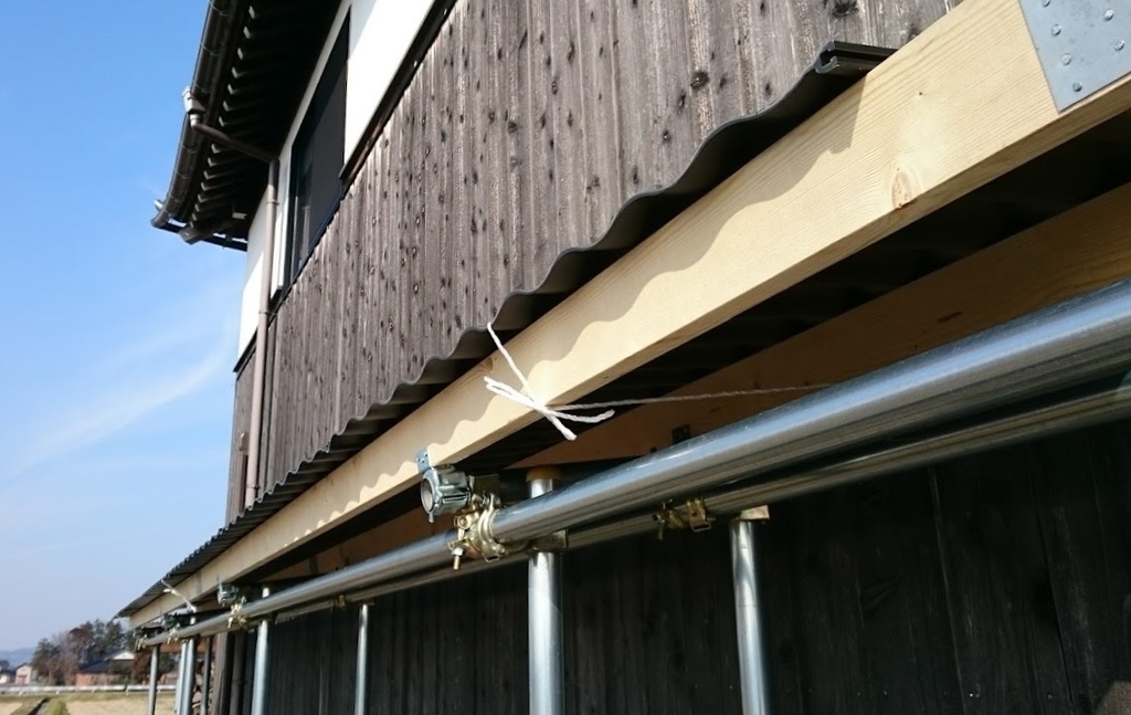屋根材のあぜ板波を取付けて横幅14mと3mの薪棚完成！ - 頭の中は