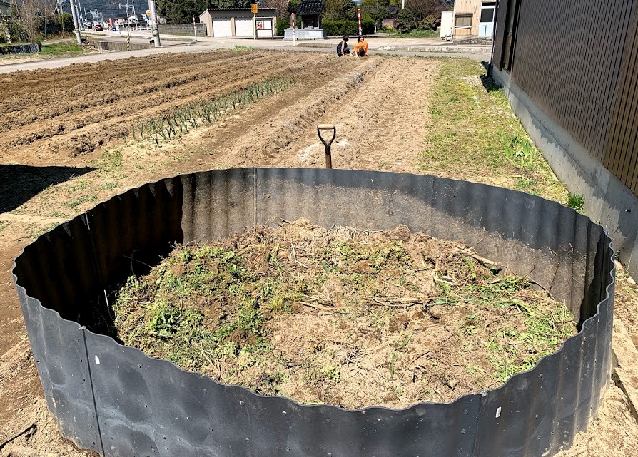 あぜ板波6枚で作った堆肥枠が三年半で一杯に 畑 頭の中はいつも薪ちゃん あぜ板波6枚で作った堆肥枠が三年半で一杯に 畑 頭の中はいつも薪ちゃん