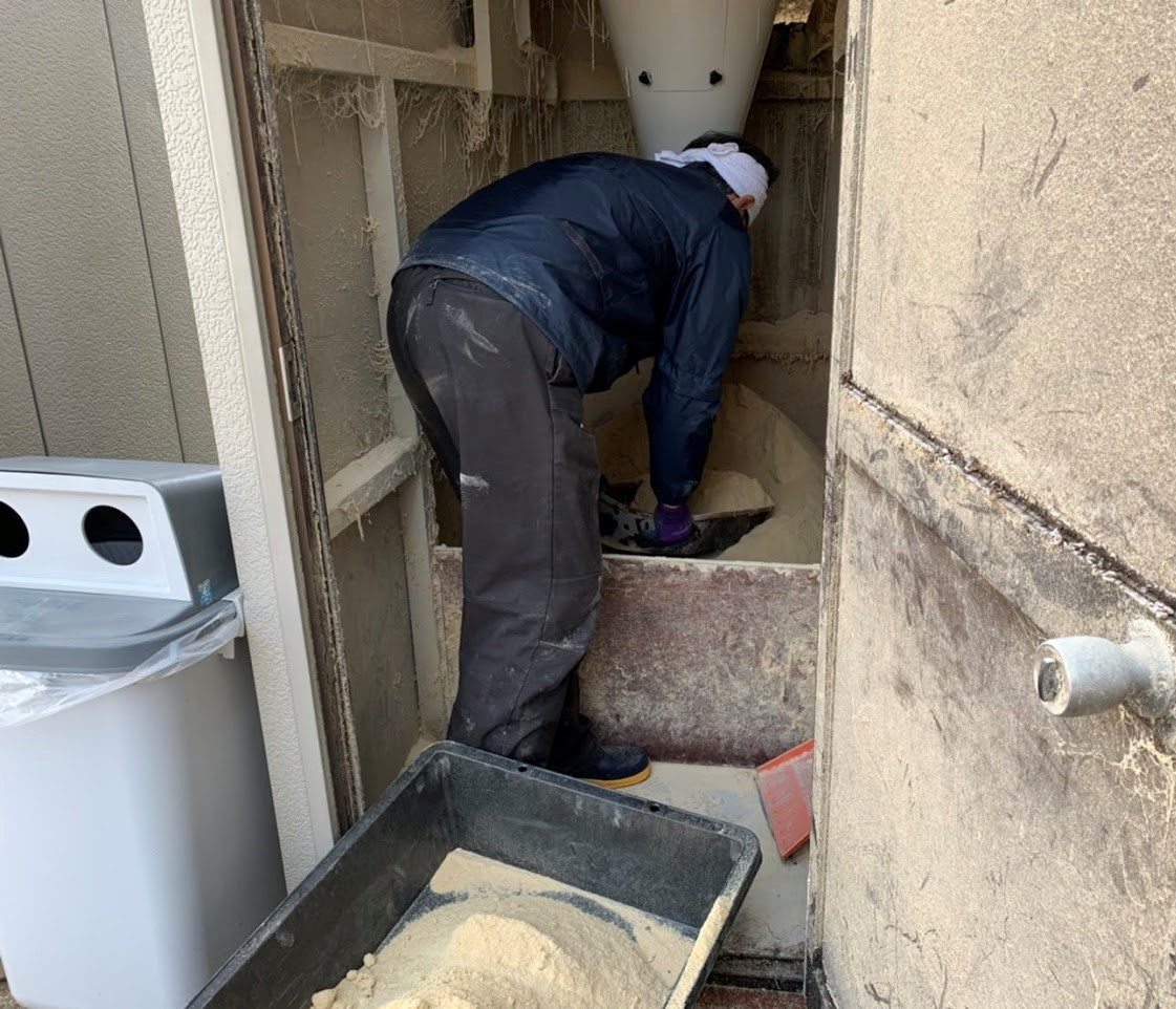 コイン精米機から米ぬかを貰ってきて畑に撒いた - 頭の中はいつも薪ちゃん