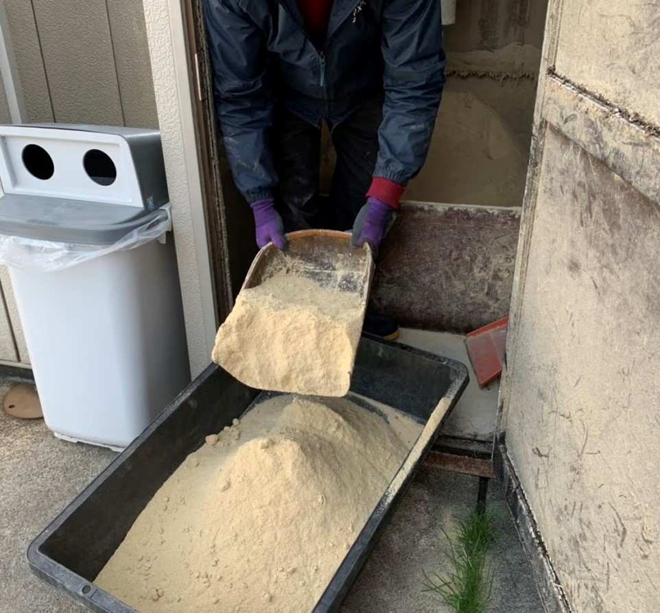 コイン精米機から米ぬかを貰ってきて畑に撒いた - 頭の中はいつも薪ちゃん