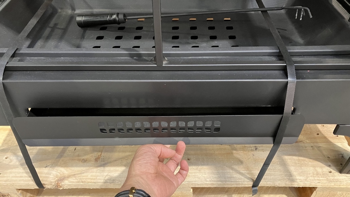 コストコで新型の大型焚火台を発見！（屋外暖炉・ファイヤー