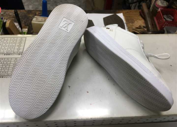 ルイヴィトンのスニーカーのソールを補強して長持ちさせよう スニーカー修理ブログです