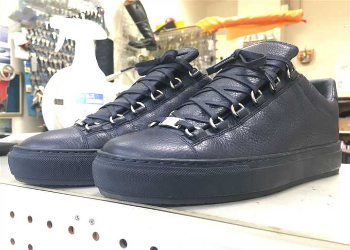 バレンシアガのスニーカーのソールを 新品のうちに補強して 長持ちさせます スニーカー修理ブログです