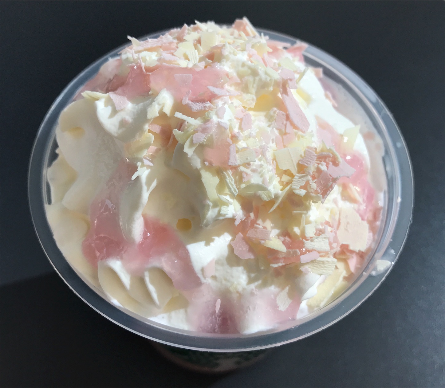 スターバックスの さくら ストロベリー ピンク もち フラペチーノ と さくら ストロベリー ピンク ミルク ラテ さくらフレーバーが華やかで春らしい くうねるよむみる