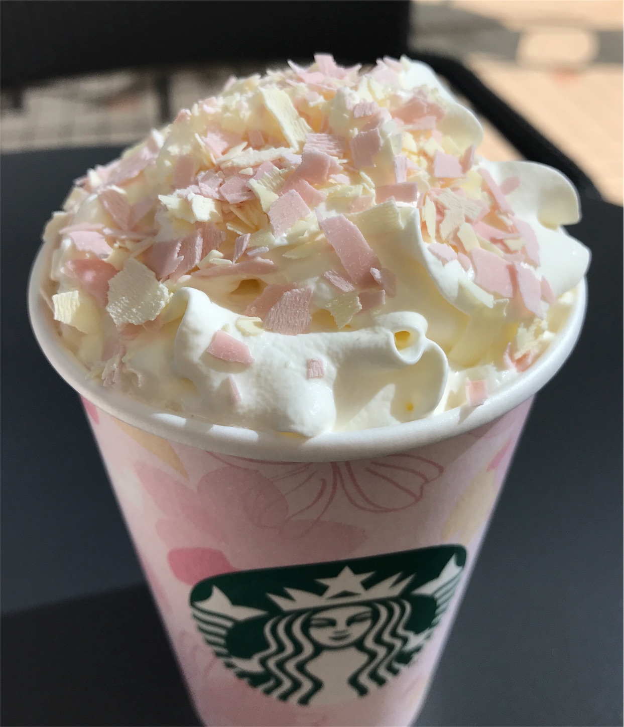 スターバックスの さくら ストロベリー ピンク もち フラペチーノ と さくら ストロベリー ピンク ミルク ラテ さくらフレーバーが華やかで春らしい くうねるよむみる