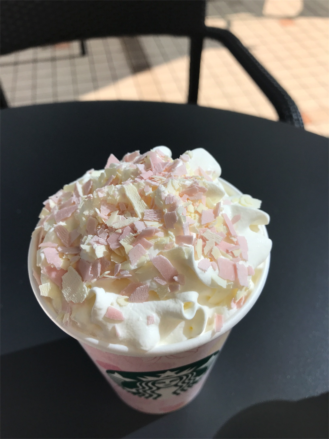 スターバックスの さくら ストロベリー ピンク もち フラペチーノ と さくら ストロベリー ピンク ミルク ラテ さくらフレーバーが華やかで春らしい くうねるよむみる