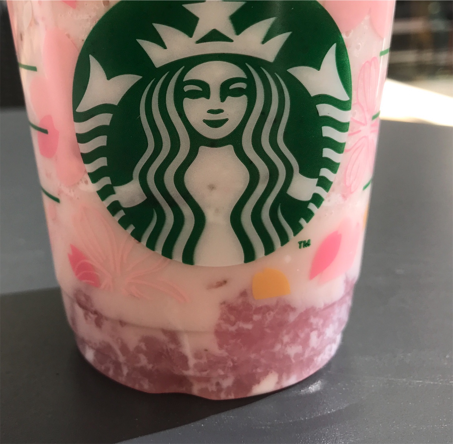 スターバックスの さくら ストロベリー ピンク もち フラペチーノ と さくら ストロベリー ピンク ミルク ラテ さくらフレーバーが華やかで春らしい くうねるよむみる