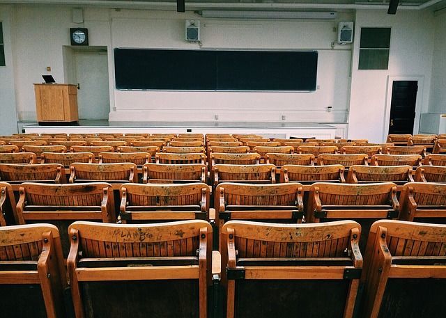 大学の講堂。WokandapixによるPixabayからの画像