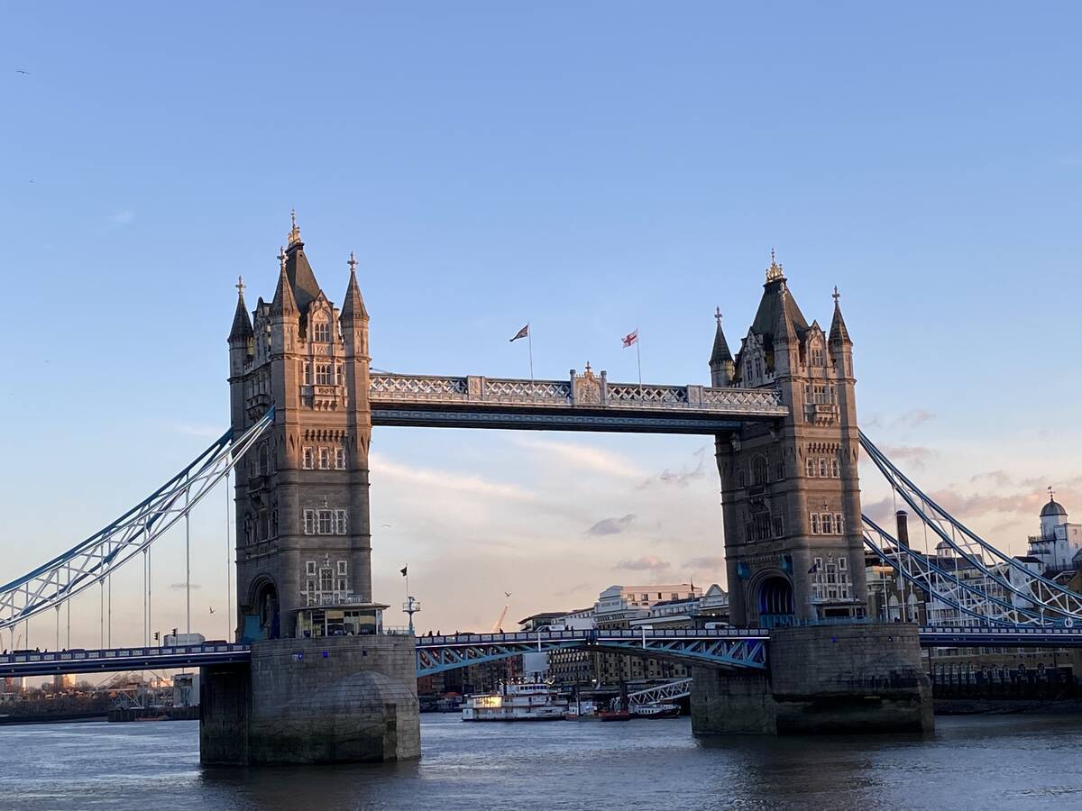 ロンドンの橋巡り：ロンドンブリッジとタワーブリッジにて冬の夕暮れ 