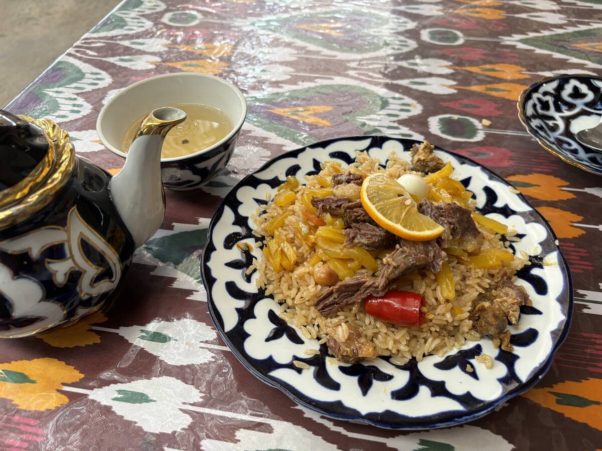 サマルカンド】レギスタン広場近くで絶品プロフとシャシリクを堪能