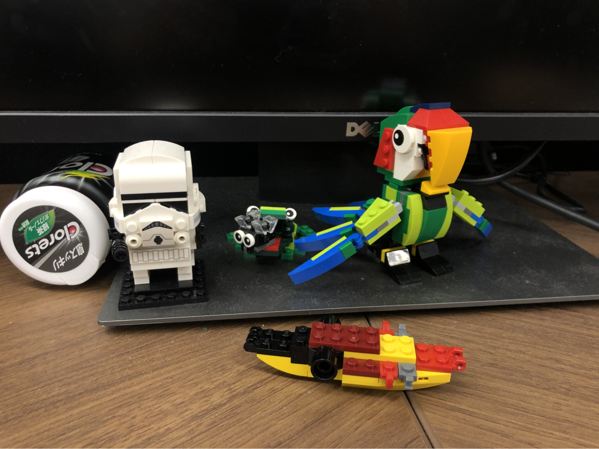 デスクに並ぶ完成したレゴの作品