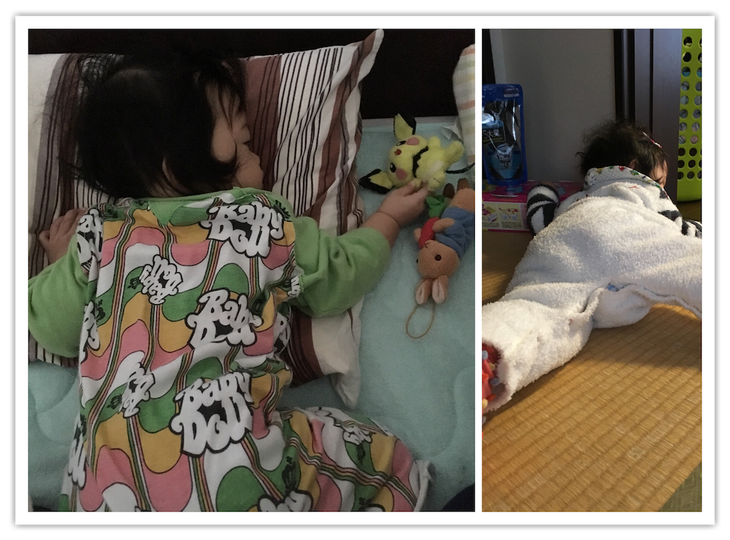 ベビードールとジェラートピケの服を着て遊ぶ赤ちゃんの写真