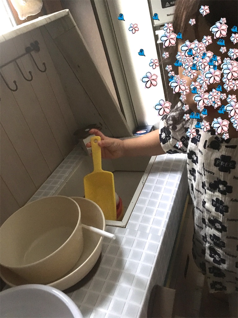 完成したダンボールキッチンで喜んで遊んでいる1歳5ヶ月の娘