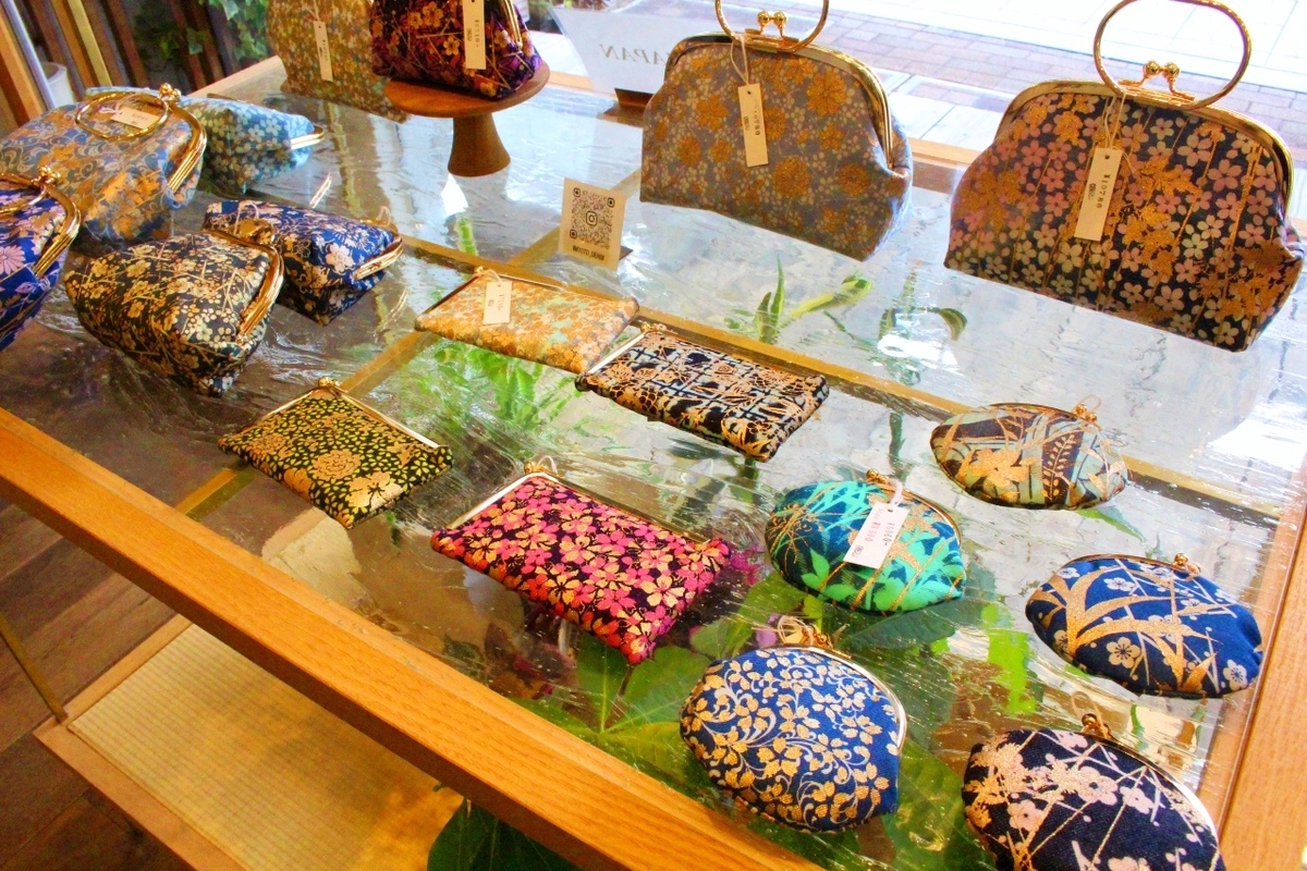 細密な描写が息をのむ美しさ。職人技が光る、上質な染め帯（手描き友禅風） 職人の技が光る手描き友禅「染工房 高橋徳」／京都府京都市 - NIHONMONO