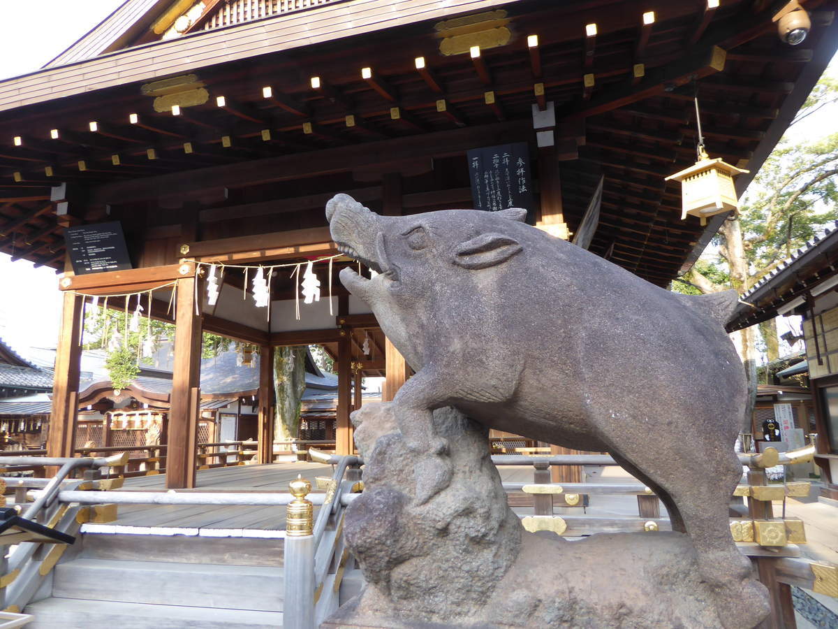 【護王神社】可愛い狛猪や猪おみくじ発見!足腰&喘息封じのご利益も♪ 京都ぶらり散歩&グルメ手帖 【護王神社】可愛い狛猪や猪おみくじ発見!足腰&喘息封じのご利益も♪ 京都ぶらり散歩&グルメ手帖
