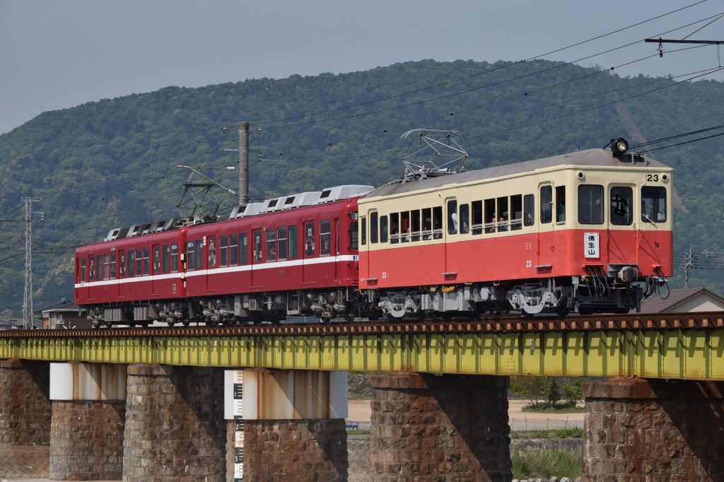 優しい色合い 可愛いレトロな電車 赤い電車 春色