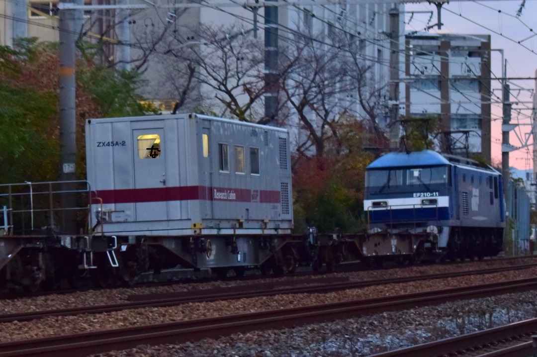 第1071列車 「 リサーチキャビンを積載した臨貨を狙う 」 - 写真は鉄で