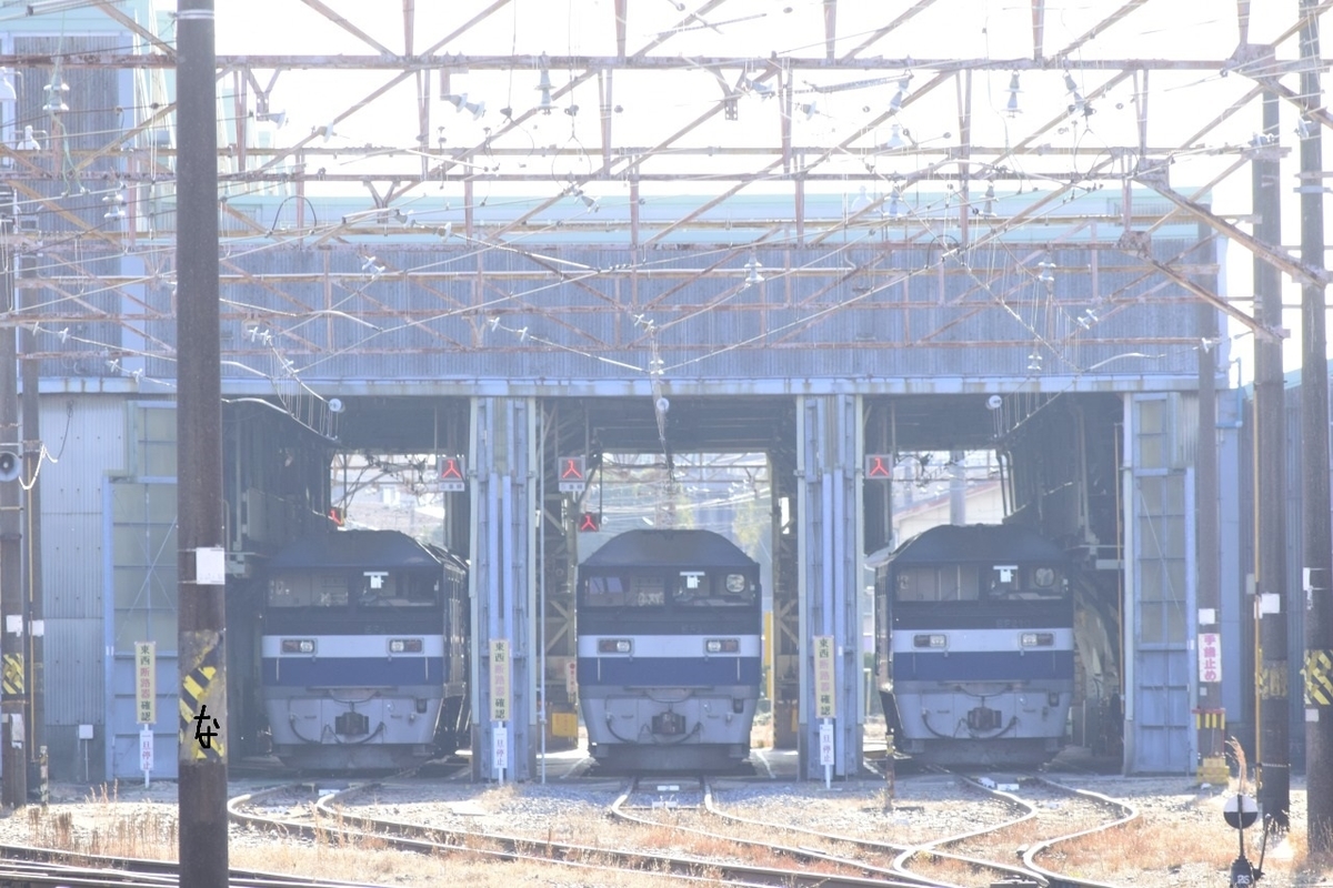 第1828列車 「 吹田機関区に留置中の機関車を狙う 」 - 写真は鉄で出来