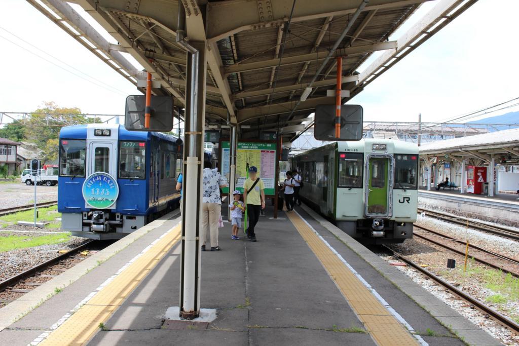 小諸駅で並ぶHIGH RAIL 1375と普通列車 小諸駅で並ぶHIGH RAIL 1375と普通列車