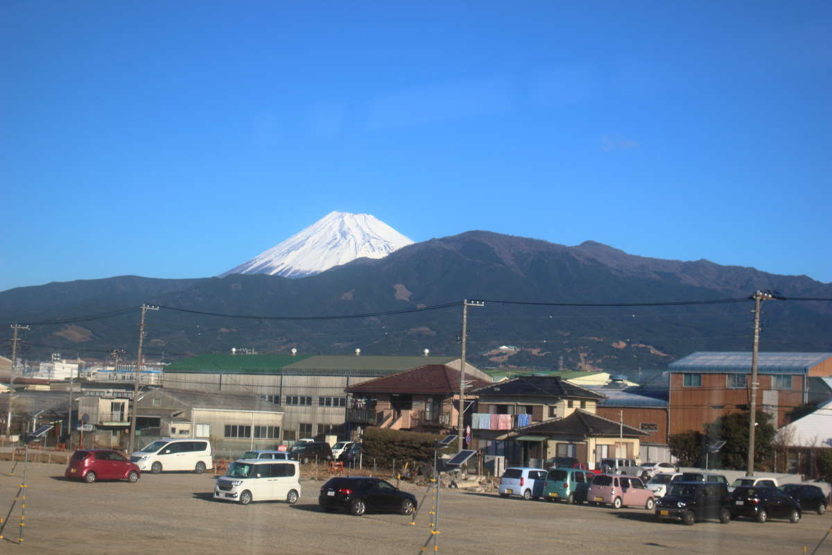 f:id:kzlife:20200203221732j:plain 沼津近辺の東海道本線の車窓から眺める富士山
