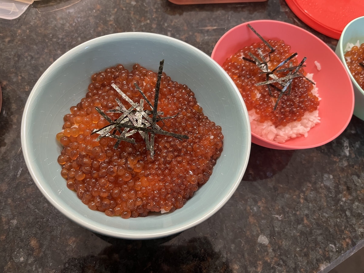 贅沢イクラ丼を食す！筋子処理から醤油漬けまで - 釣りと車と