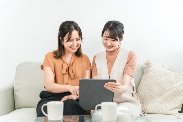 住宅について相談する女性たち