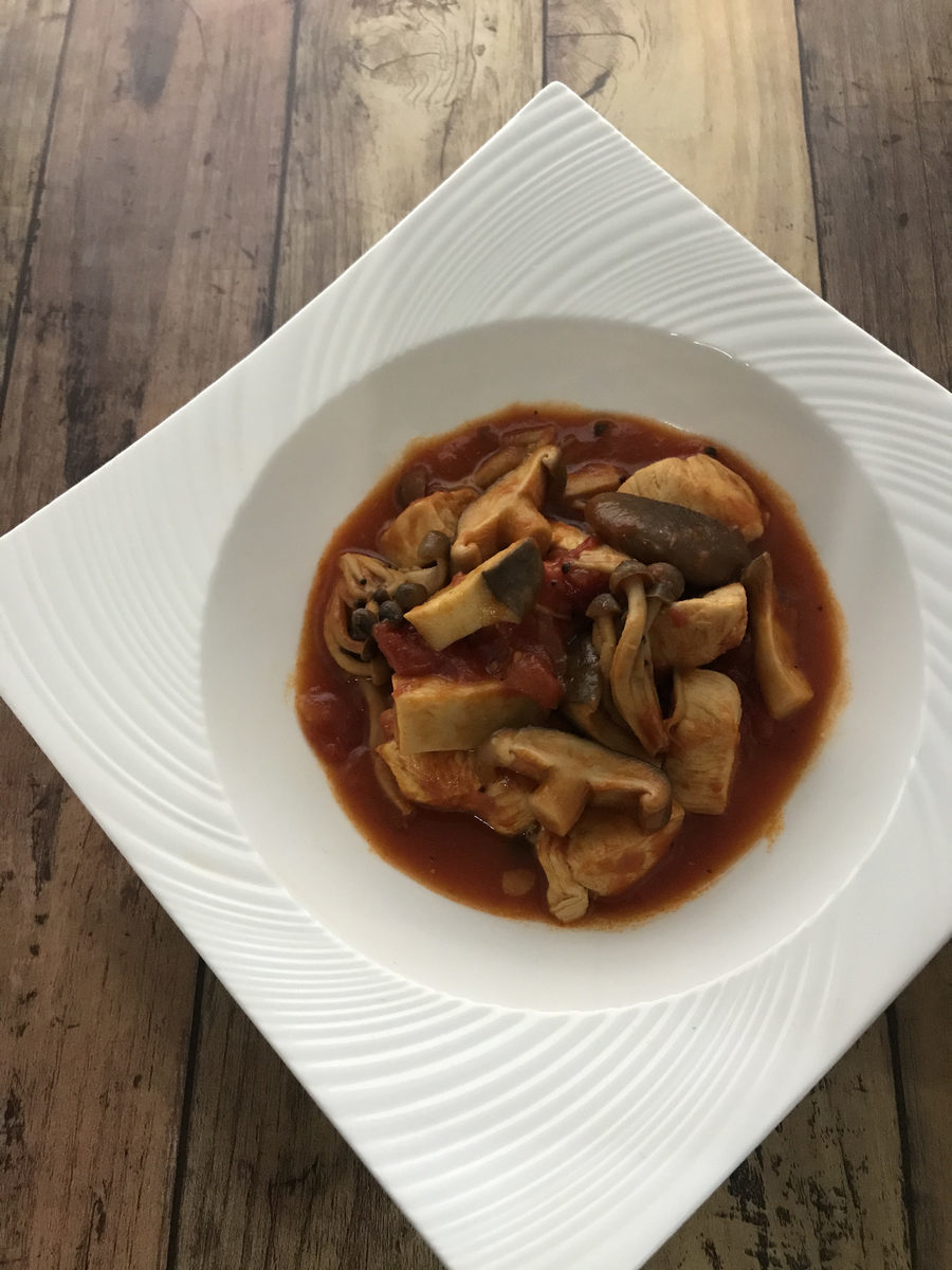 鶏むね肉ときのこのトマト煮込み