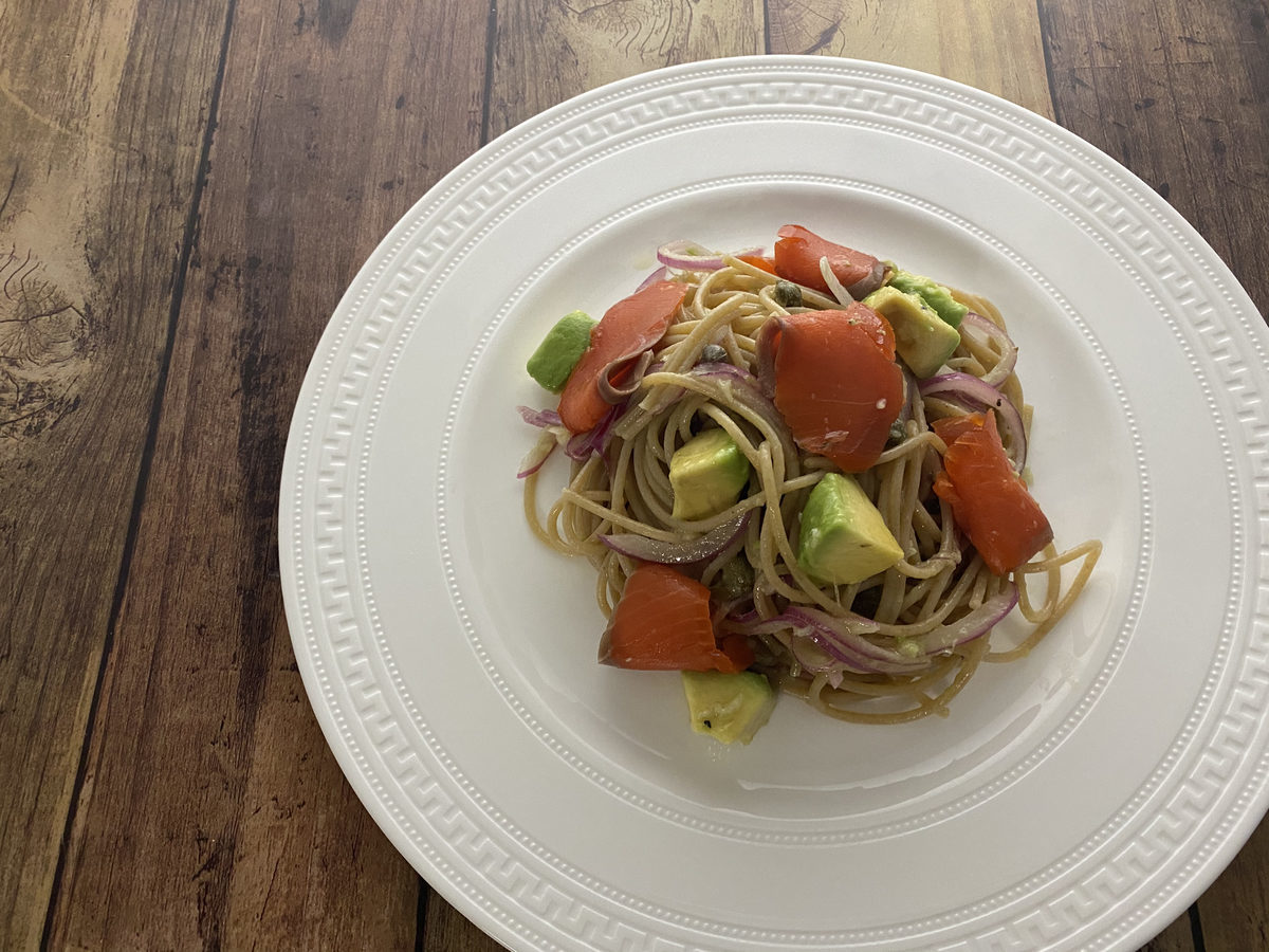 スモークサーモンとアボカドの冷製パスタ【全粒粉】