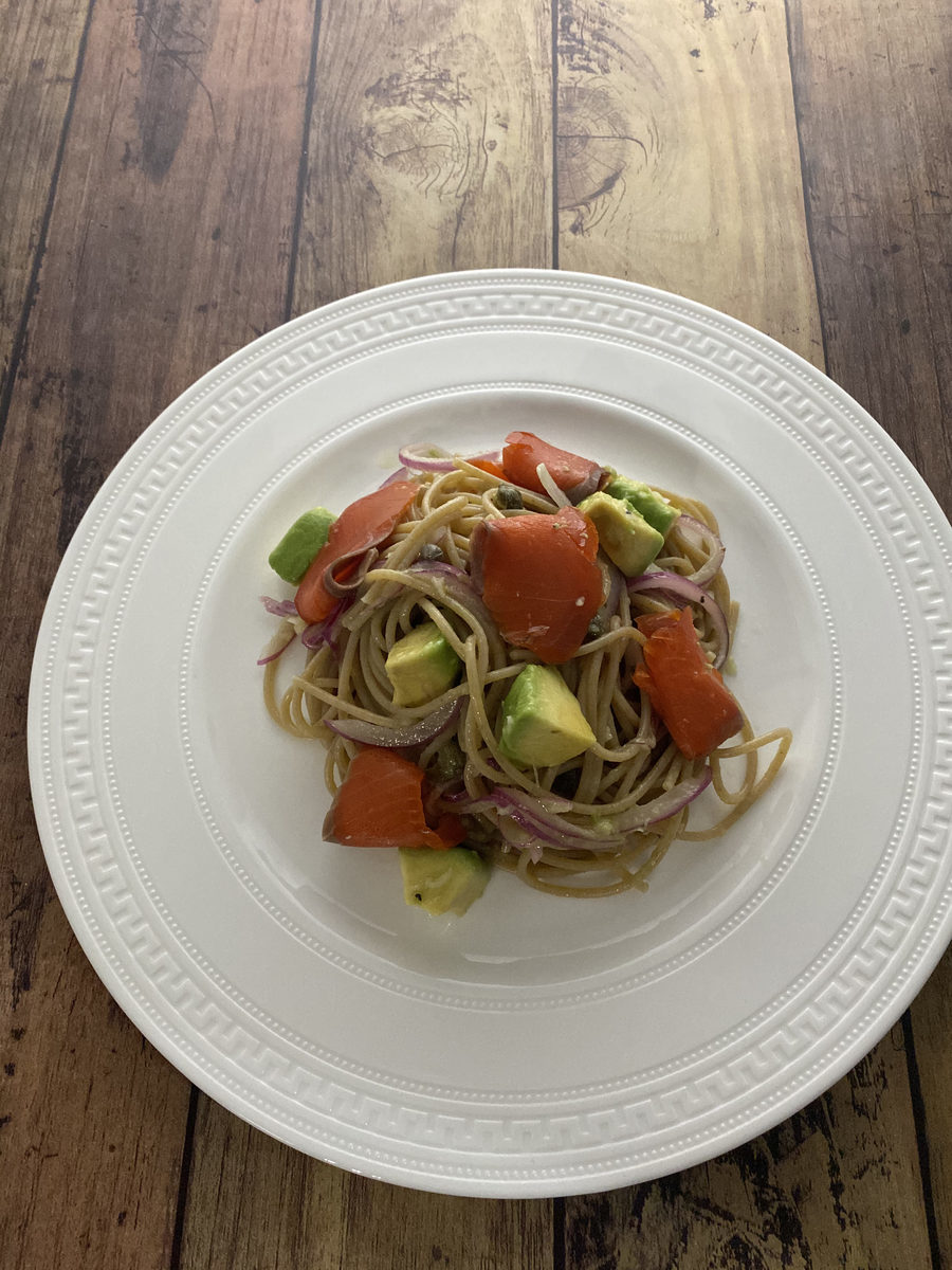 スモークサーモンとアボカドの冷製パスタ【全粒粉】