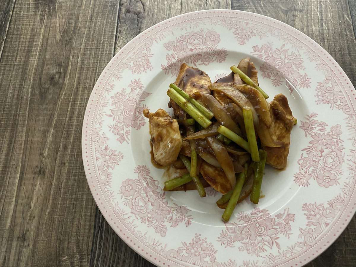 鶏むね肉とにんにくの芽のにんにく味噌炒め