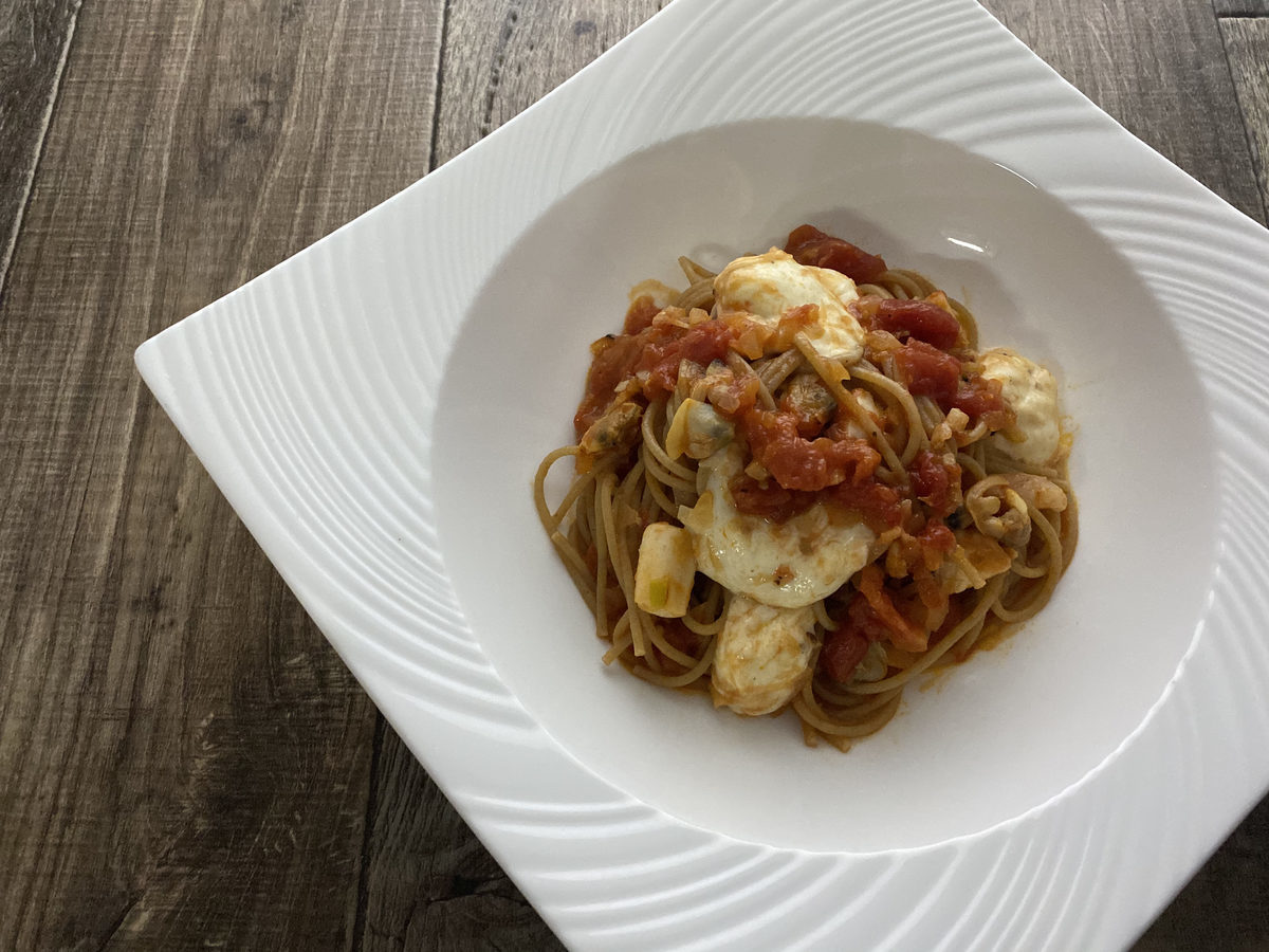 シーフードミックスとモッツァレラのトマトパスタ