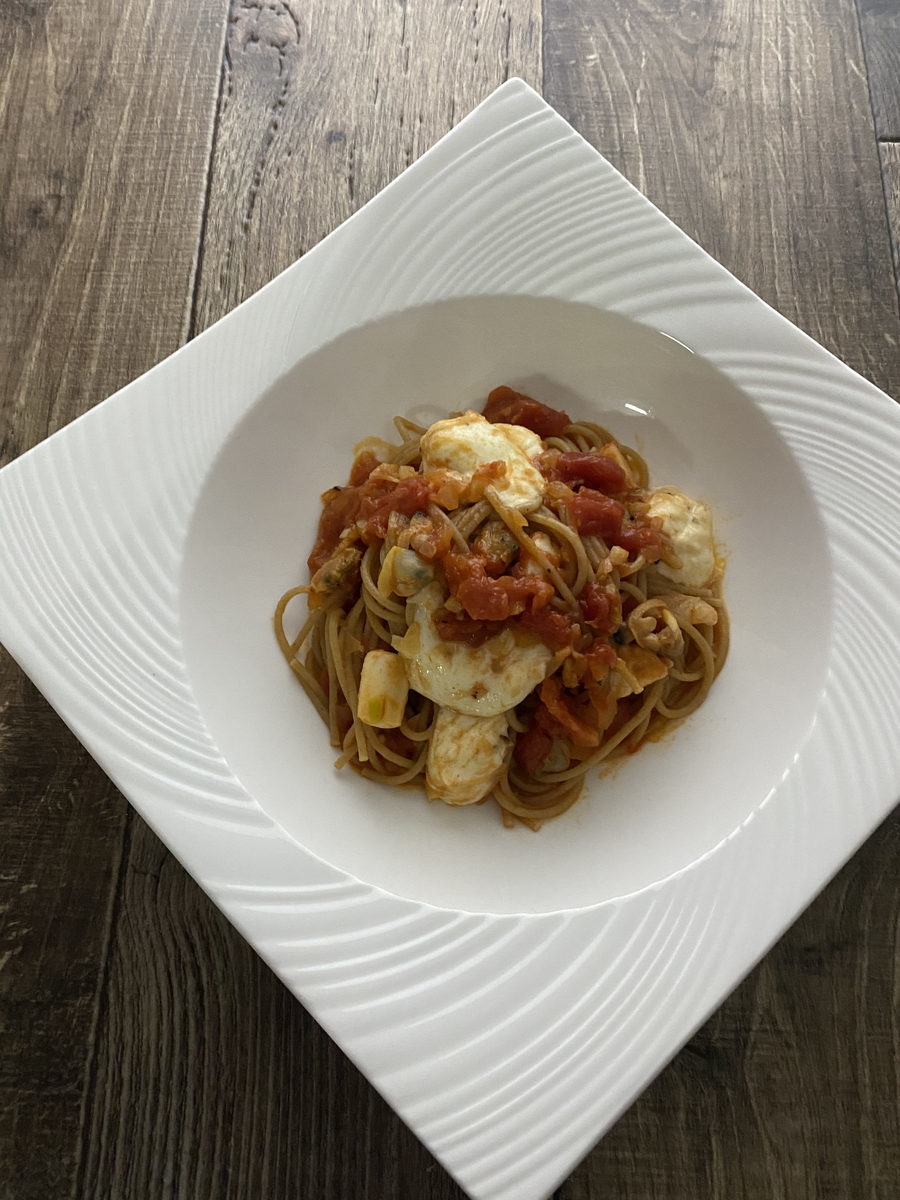シーフードミックスとモッツァレラのトマトパスタ