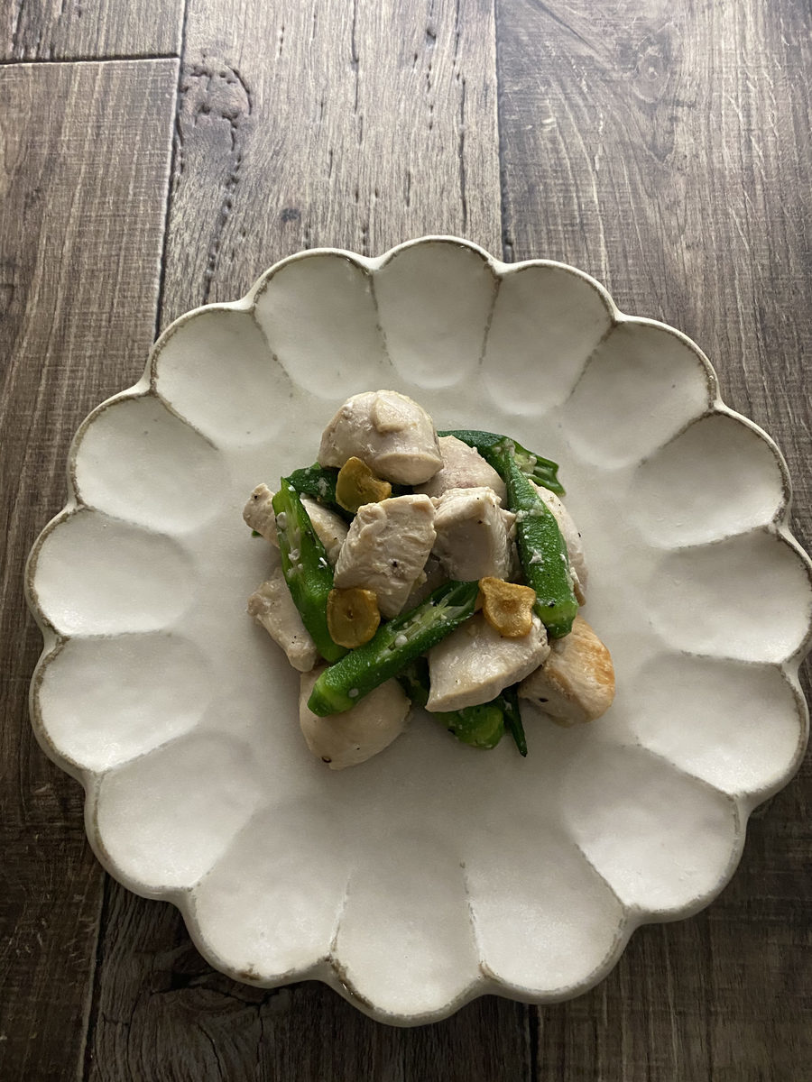鶏むね肉とオクラのエスニック炒め