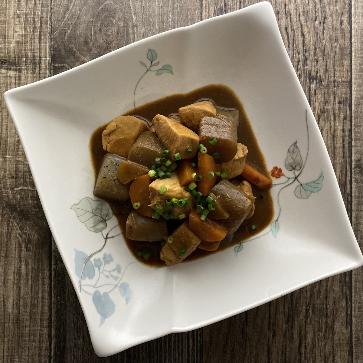 鶏むね肉とこんにゃくの赤味噌煮