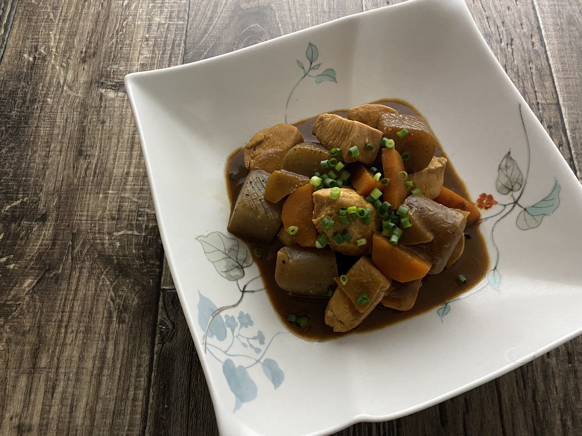 鶏むね肉とこんにゃくの赤味噌煮