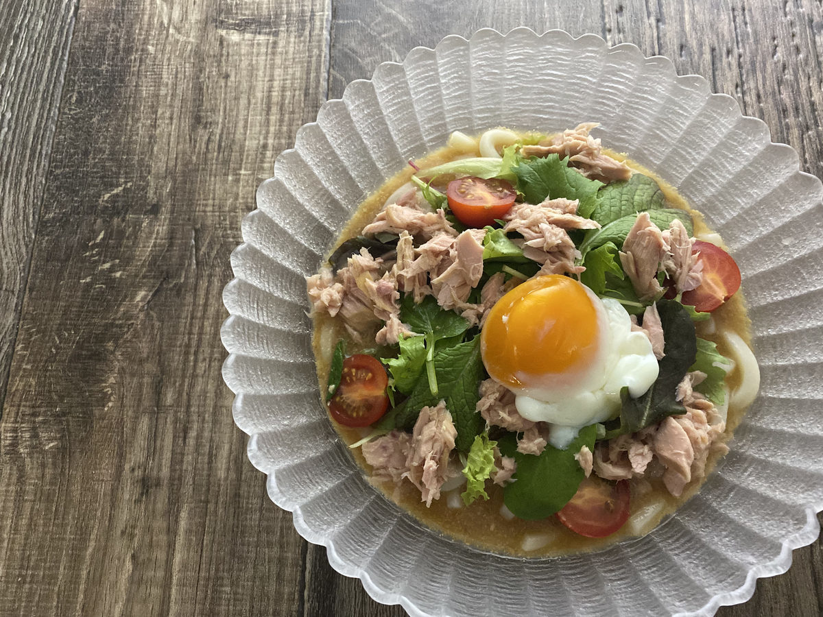 温泉卵のツナのごまサラダうどん