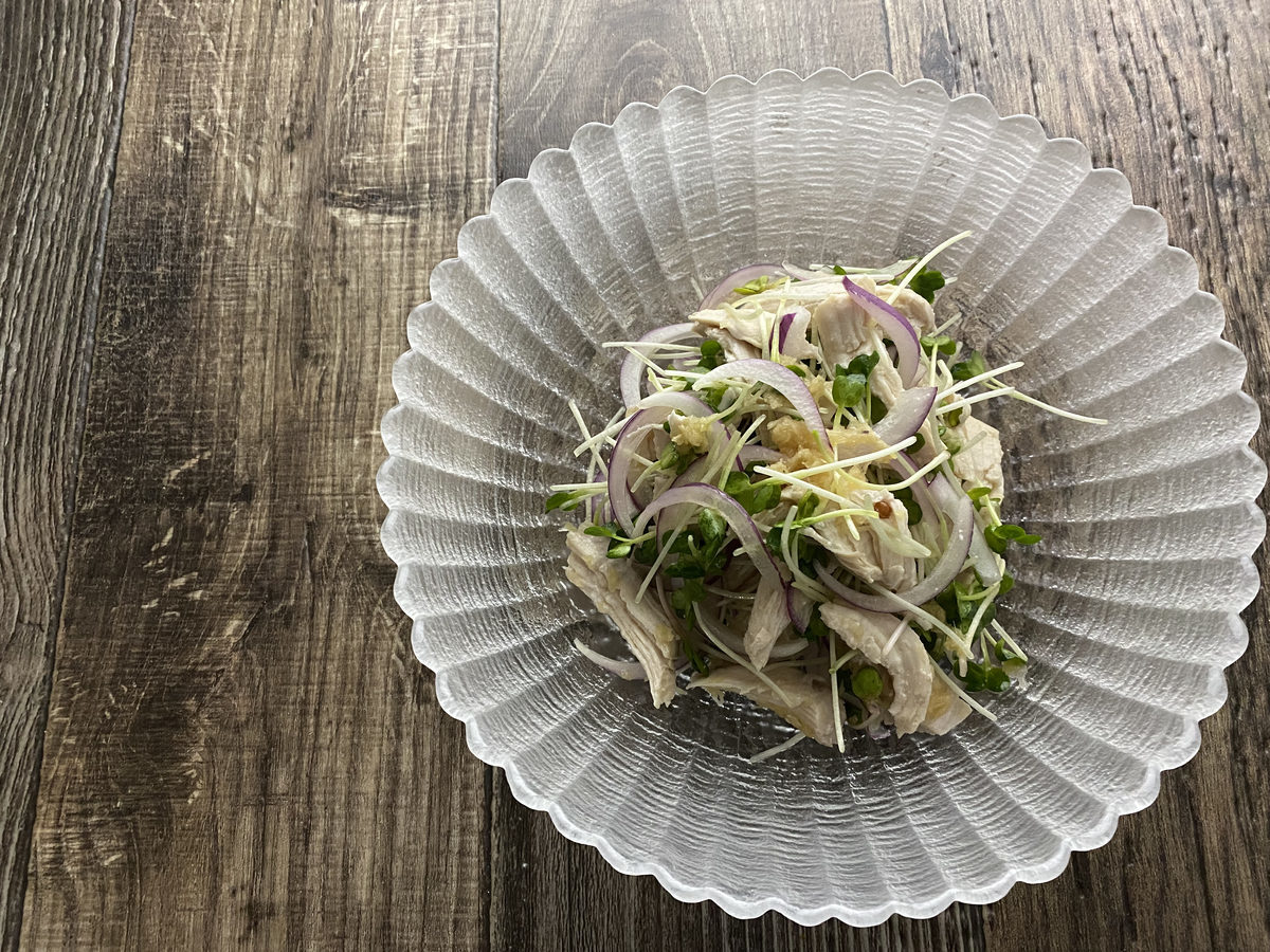 鶏むね肉と貝割れ大根のエスニック風