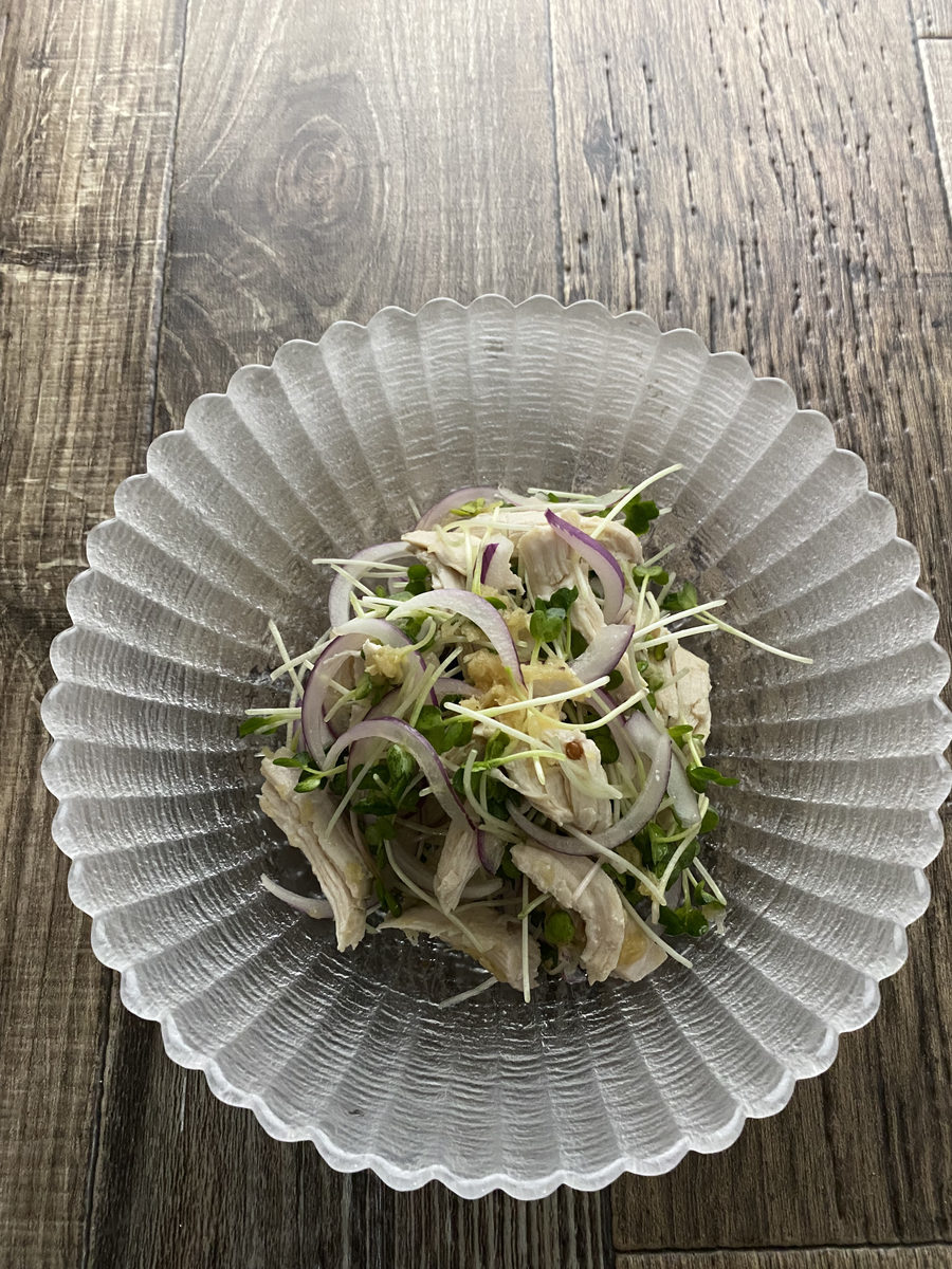 鶏むね肉と貝割れ大根のエスニック風