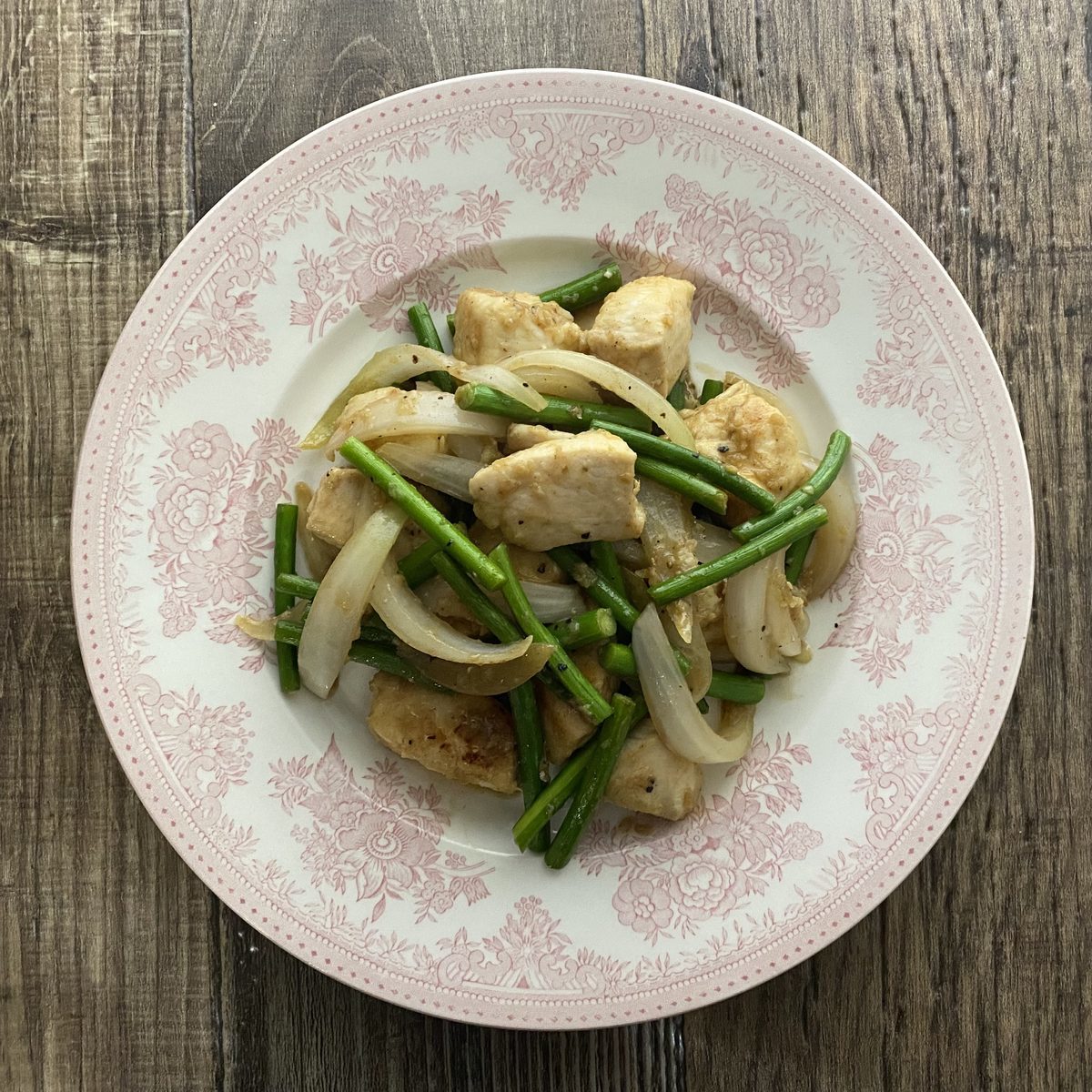 鶏むね肉とにんにくの芽の五香粉炒め