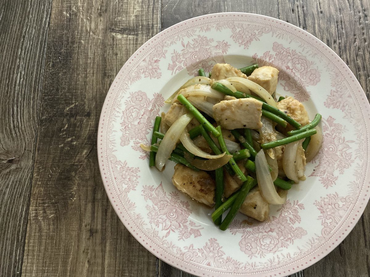 鶏むね肉とにんにくの芽の五香粉炒め