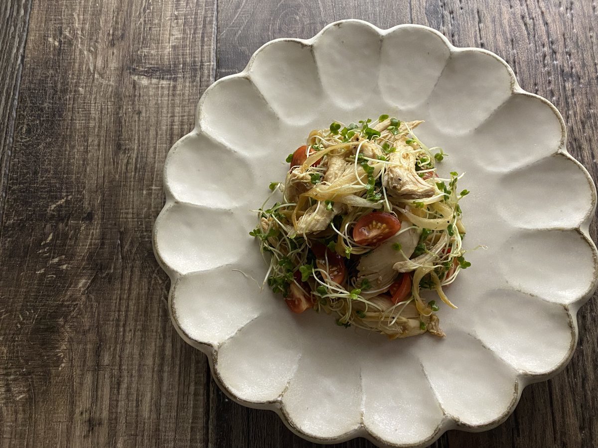 蒸し鶏とブロッコリースプラウトの生姜サラダ